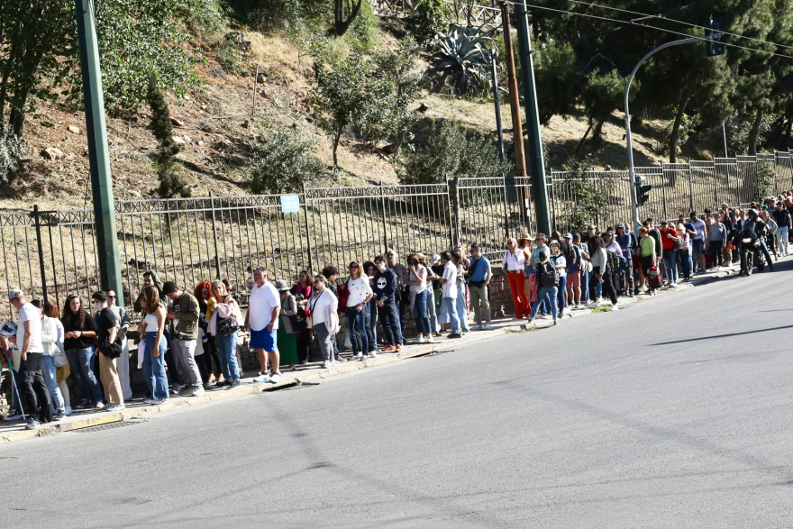 Πλήθος κόσμου έξω από το Παναθηναϊκό Στάδιο για την τελετή παράδοσης της Ολυμπιακής Φλόγας - Το πρόγραμμα - Φωτογραφίες και Βίντεο