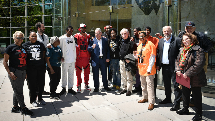 Ο Κουτσούμπας συνάντησε το συνδικάτο της Amazon, με καπελάκι ΠΑΜΕ ο πρόεδρος – Δείτε βίντεο και φωτογραφίες