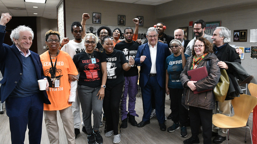 Ο Κουτσούμπας συνάντησε το συνδικάτο της Amazon, με καπελάκι ΠΑΜΕ ο πρόεδρος – Δείτε βίντεο και φωτογραφίες