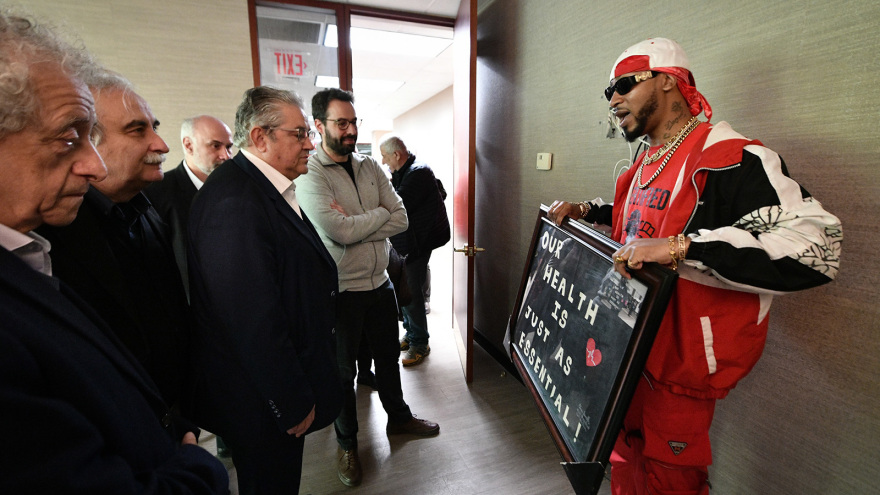 Ο Κουτσούμπας συνάντησε το συνδικάτο της Amazon, με καπελάκι ΠΑΜΕ ο πρόεδρος – Δείτε βίντεο και φωτογραφίες