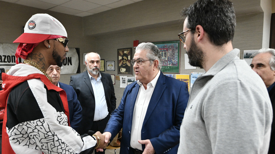 Ο Κουτσούμπας συνάντησε το συνδικάτο της Amazon, με καπελάκι ΠΑΜΕ ο πρόεδρος – Δείτε βίντεο και φωτογραφίες