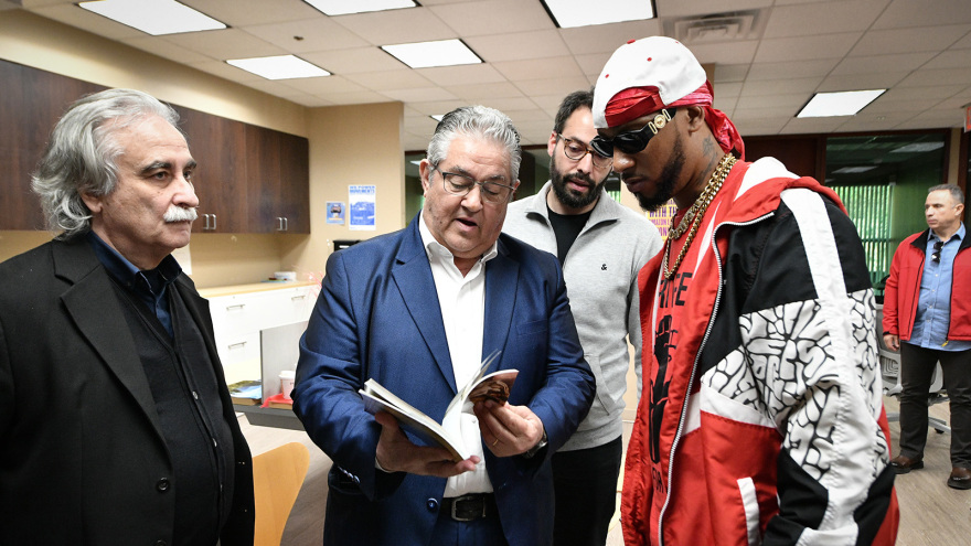 Ο Κουτσούμπας συνάντησε το συνδικάτο της Amazon, με καπελάκι ΠΑΜΕ ο πρόεδρος – Δείτε βίντεο και φωτογραφίες