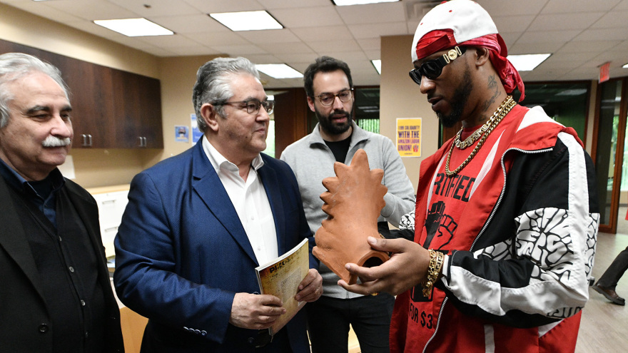 Ο Κουτσούμπας συνάντησε το συνδικάτο της Amazon, με καπελάκι ΠΑΜΕ ο πρόεδρος – Δείτε βίντεο και φωτογραφίες