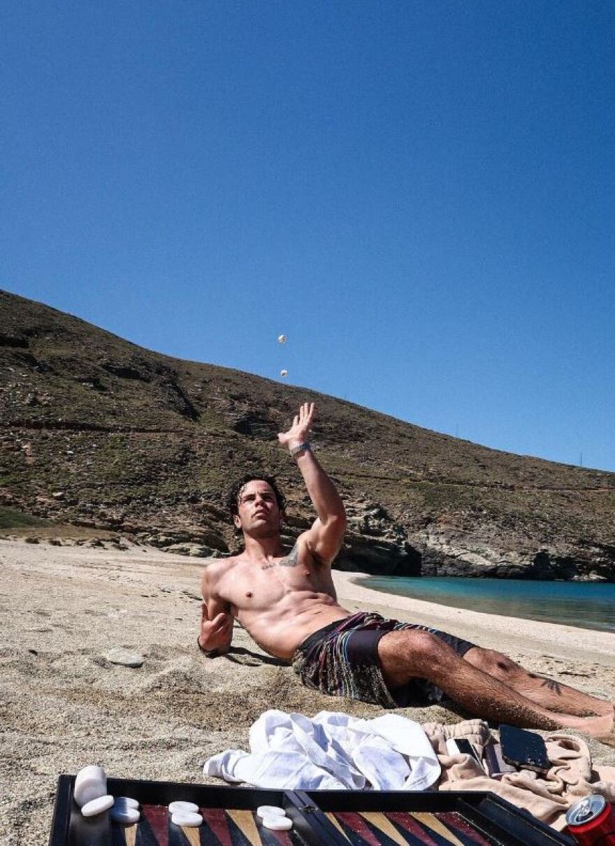 Άγγελος Λάτσιος: Ξεκίνησε τα μπάνια του στη θάλασσα - Δείτε τις φωτογραφίες