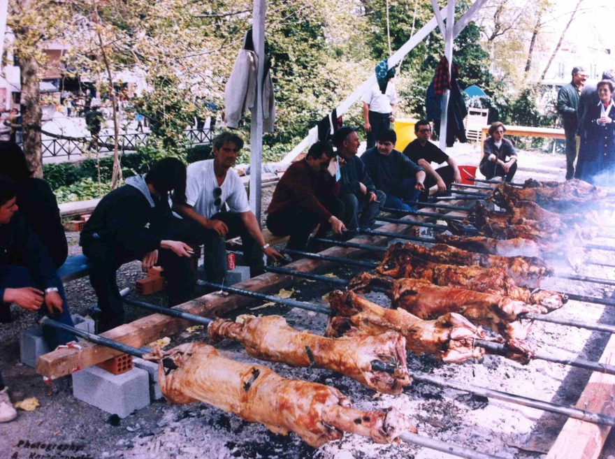 Πάσχα στη Λιβαδειά: Γλέντι με τη Γλυκερία, με παραδοσιακό σούβλισμα αρνιών,  κεράσματα 