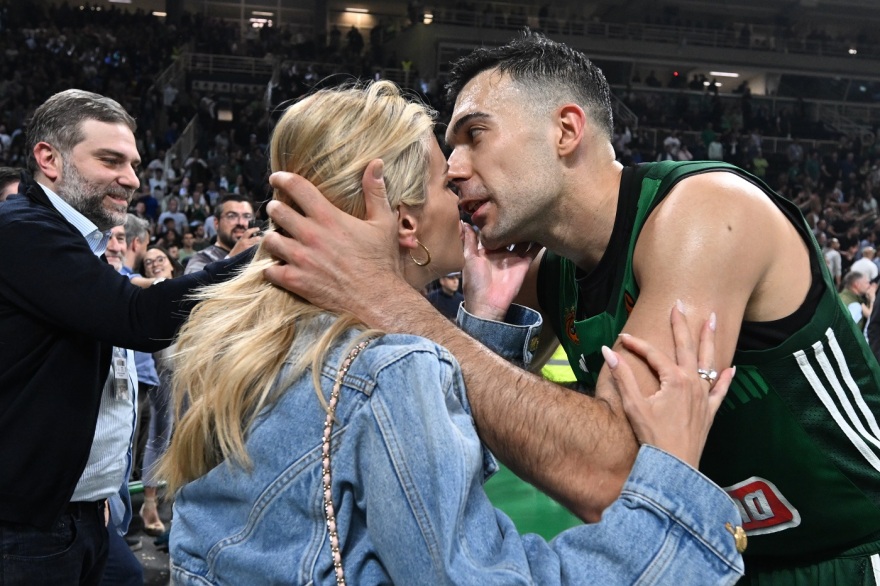 Κώστας Σλούκας: To φιλί στη σύζυγό του μετά το ρεκόρ των 29 πόντων και τη νίκη επί της Μακάμπι - Δείτε φωτογραφίες