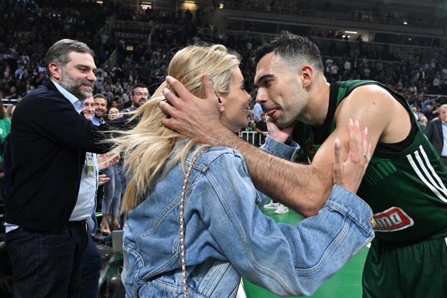 Κώστας Σλούκας: To φιλί στη σύζυγό του μετά το ρεκόρ των 29 πόντων και τη νίκη επί της Μακάμπι - Δείτε φωτογραφίες