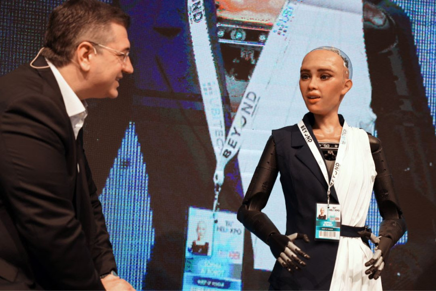 Ρομπότ Σοφία: Όταν συνάντησε τον Τζιτζικώστα - «Γεια σου Τζίτζι, σαν την Χαλκιδική δεν έχει»