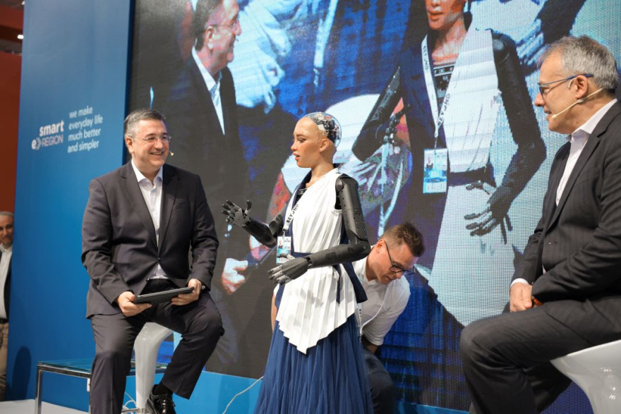 Ρομπότ Σοφία: Όταν συνάντησε τον Τζιτζικώστα - «Γεια σου Τζίτζι, σαν την Χαλκιδική δεν έχει»