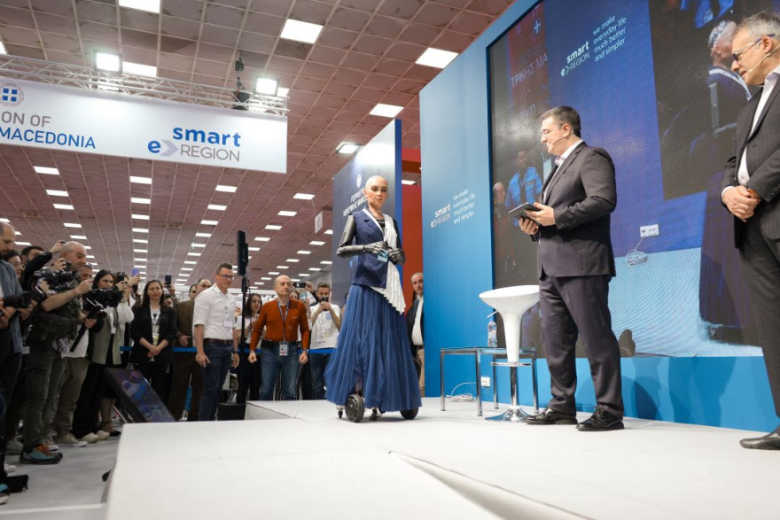 Ρομπότ Σοφία: Όταν συνάντησε τον Τζιτζικώστα - «Γεια σου Τζίτζι, σαν την Χαλκιδική δεν έχει»