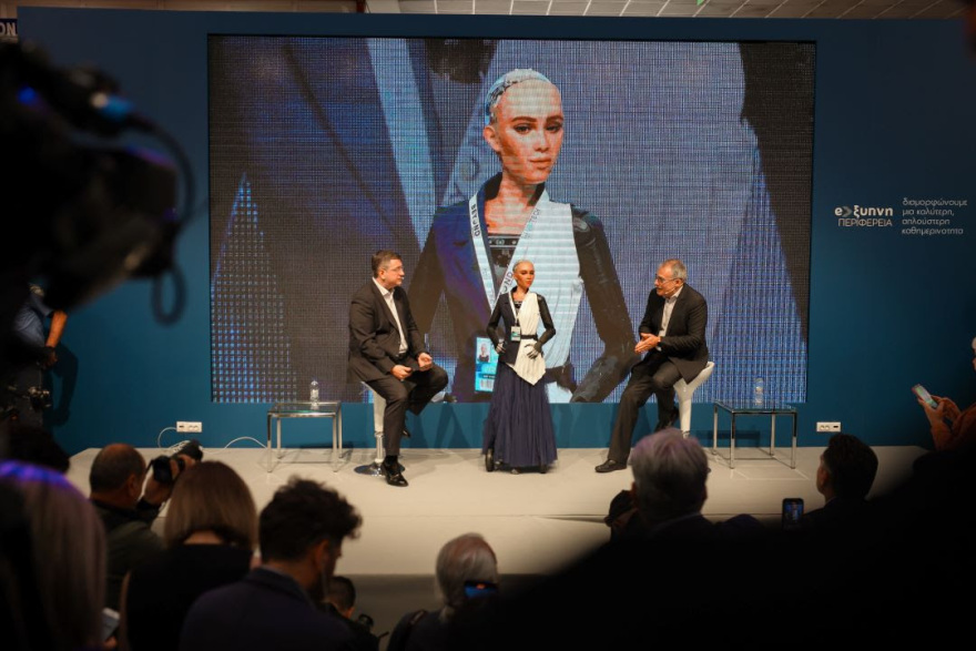 Ρομπότ Σοφία: Όταν συνάντησε τον Τζιτζικώστα - «Γεια σου Τζίτζι, σαν την Χαλκιδική δεν έχει»