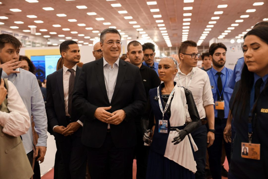 Ρομπότ Σοφία: Όταν συνάντησε τον Τζιτζικώστα - «Γεια σου Τζίτζι, σαν την Χαλκιδική δεν έχει»