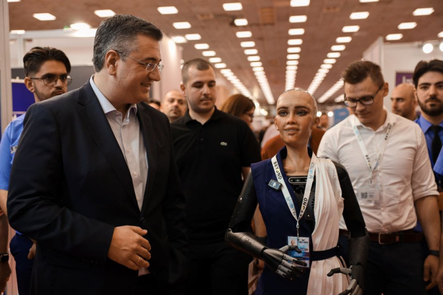 Ρομπότ Σοφία: Όταν συνάντησε τον Τζιτζικώστα - «Γεια σου Τζίτζι, σαν την Χαλκιδική δεν έχει»