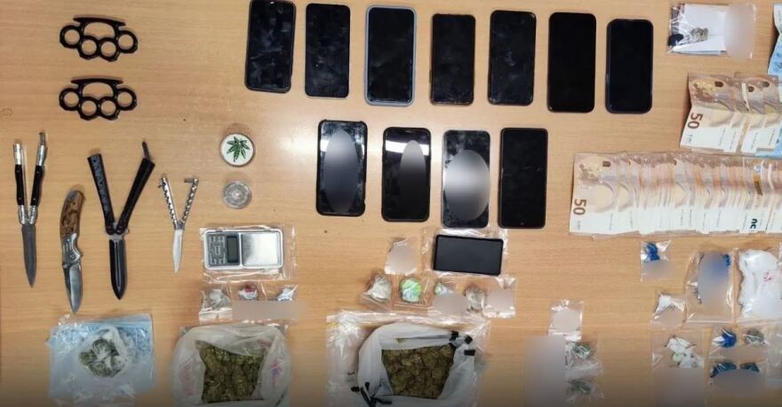 Πάτρα: Είχαν στήσει κύκλωμα διακίνησης ναρκωτικών σε σχολείο - Στις 19 οι συλλήψεις