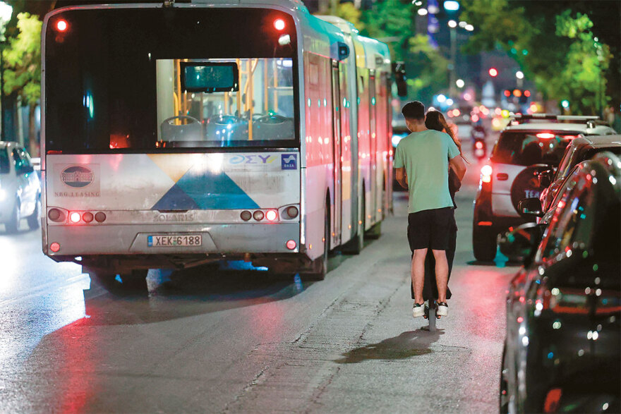 Ο πόλεμος για τα πατίνια ξανάρχισε με σφήνες 120 χλμ./ώρα, κυκλοφοριακή αναρχία, ατυχήματα και κλοπές