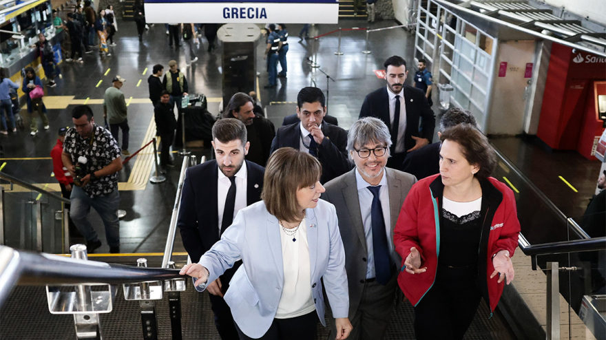 Χιλή: Η ΠτΔ στα αποκαλυπτήρια αντιγράφου αγάλματος Κόρης στον σταθμό μετρό Grecia στο Σαντιάγο