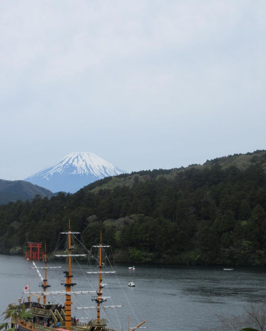 Λίλι Ρόουζ Ντεπ: Ποζάρει στο Τόκιο με τη σύντροφό της: Εγώ και η δικιά μου, γράφει η ηθοποιός