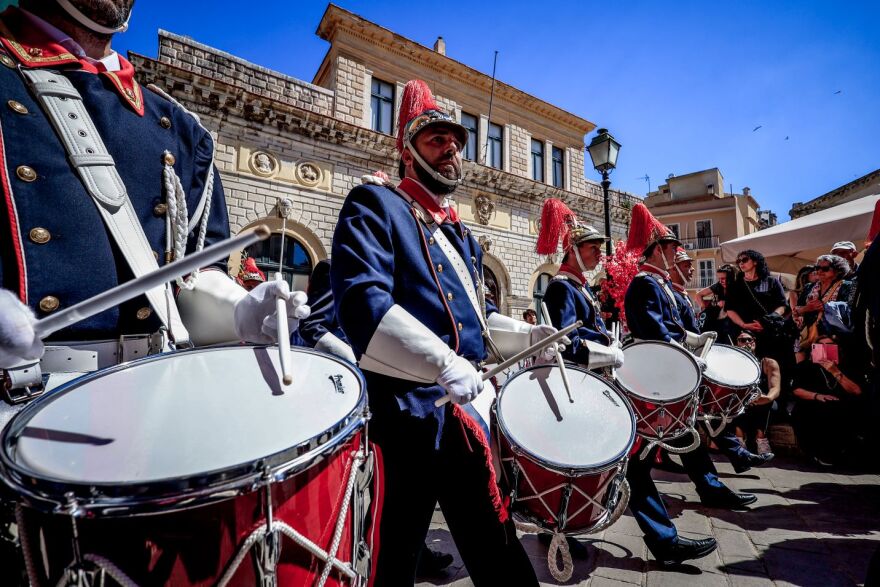 Κέρκυρα: Πλήθος κόσμου στη λιτανεία του σκηνώματος του Άγιου Σπυρίδωνα