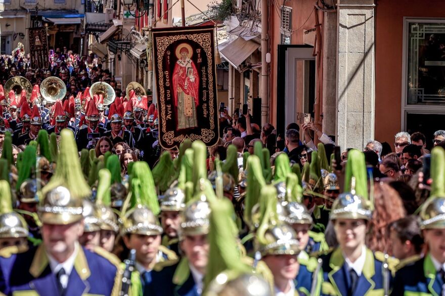 Κέρκυρα: Πλήθος κόσμου στη λιτανεία του σκηνώματος του Άγιου Σπυρίδωνα
