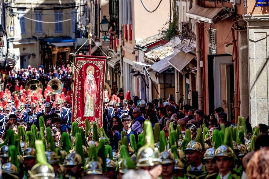 Κέρκυρα: Πλήθος κόσμου στη λιτανεία του σκηνώματος του Άγιου Σπυρίδωνα