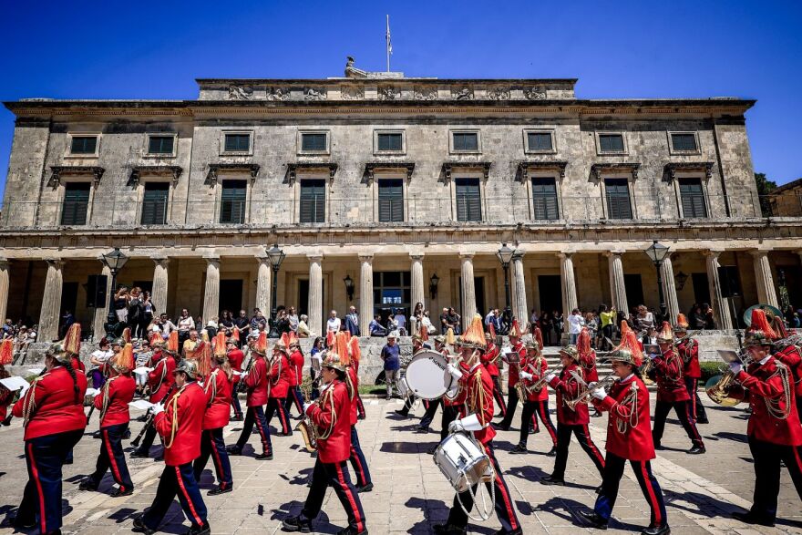 Κέρκυρα: Πλήθος κόσμου στη λιτανεία του σκηνώματος του Άγιου Σπυρίδωνα