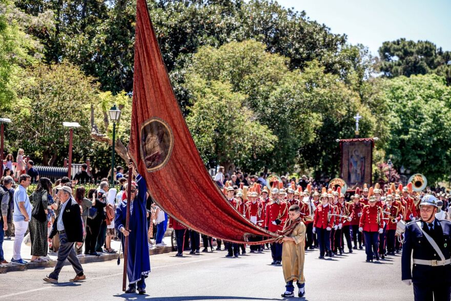 Κέρκυρα: Πλήθος κόσμου στη λιτανεία του σκηνώματος του Άγιου Σπυρίδωνα