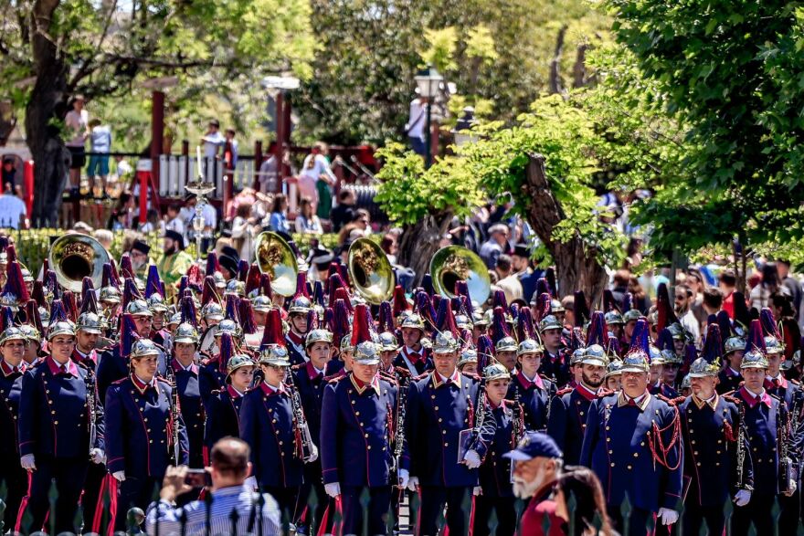 Κέρκυρα: Πλήθος κόσμου στη λιτανεία του σκηνώματος του Άγιου Σπυρίδωνα