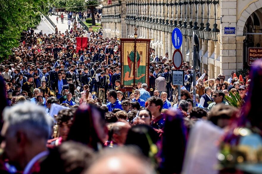 Κέρκυρα: Πλήθος κόσμου στη λιτανεία του σκηνώματος του Άγιου Σπυρίδωνα