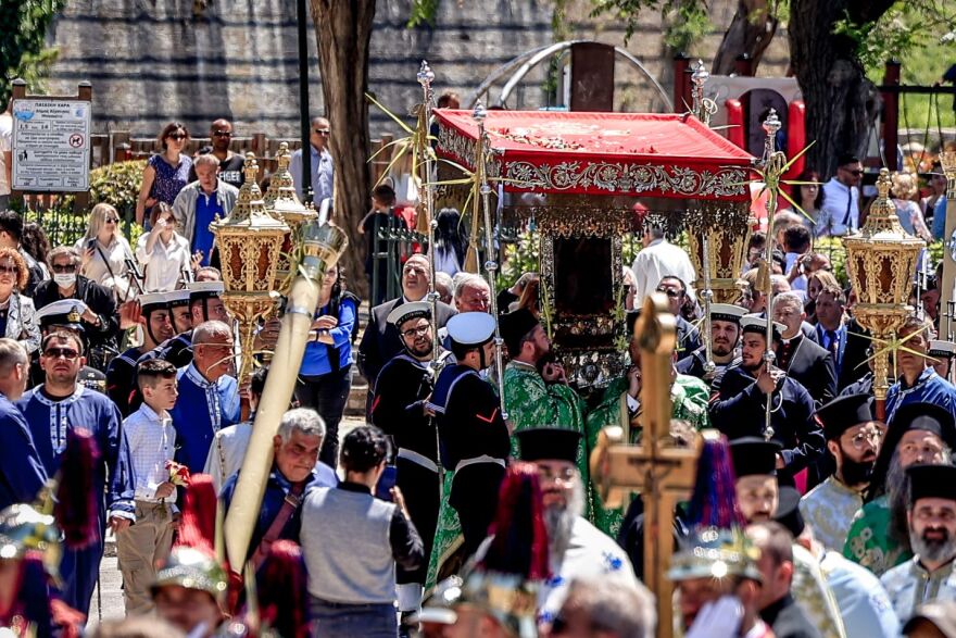 Κέρκυρα: Πλήθος κόσμου στη λιτανεία του σκηνώματος του Άγιου Σπυρίδωνα