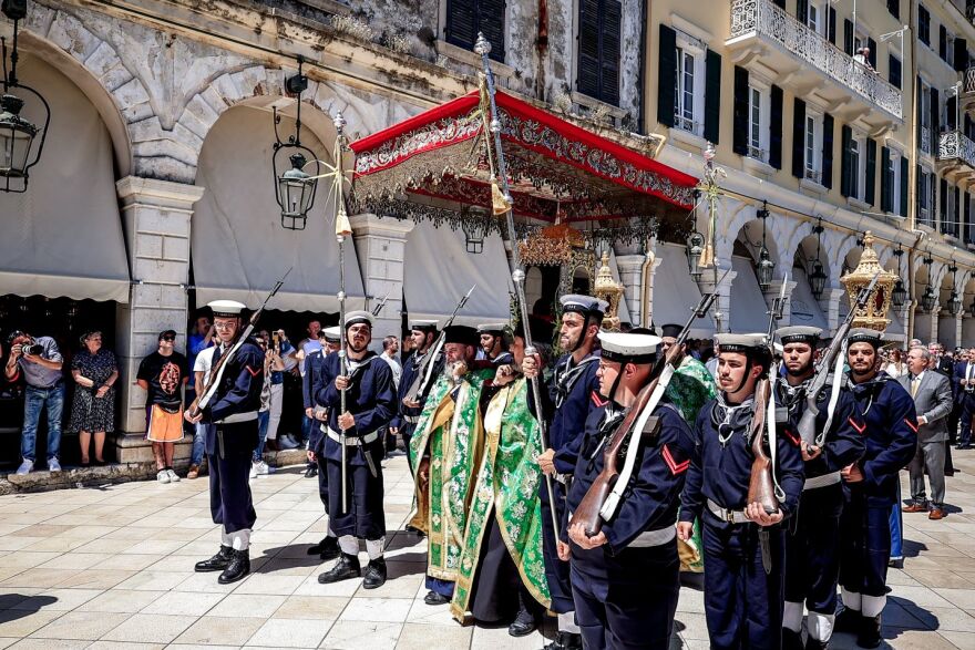 Κέρκυρα: Πλήθος κόσμου στη λιτανεία του σκηνώματος του Άγιου Σπυρίδωνα
