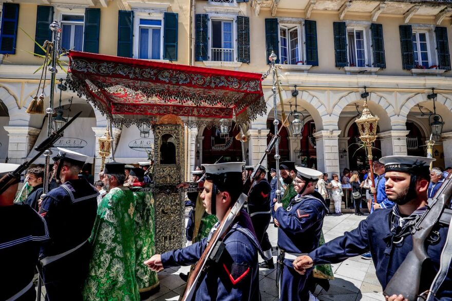 Κέρκυρα: Πλήθος κόσμου στη λιτανεία του σκηνώματος του Άγιου Σπυρίδωνα