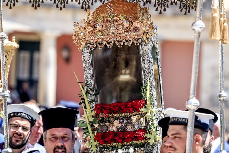 Κέρκυρα: Πλήθος κόσμου στη λιτανεία του σκηνώματος του Άγιου Σπυρίδωνα