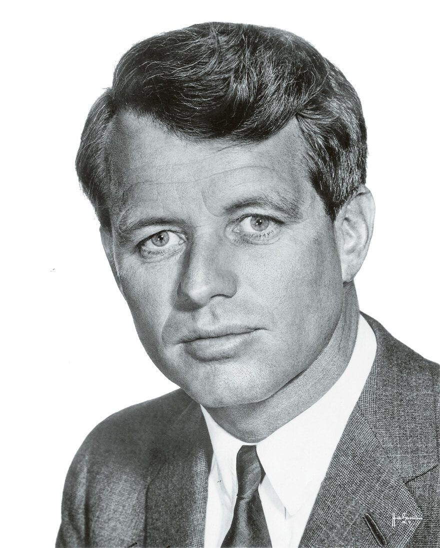 Εκλογές ΗΠΑ: Ο «ψεκ» Κένεντι μπαίνει σφήνα για πρόεδρος ανάμεσα σε Μπάιντεν και Τραμπ