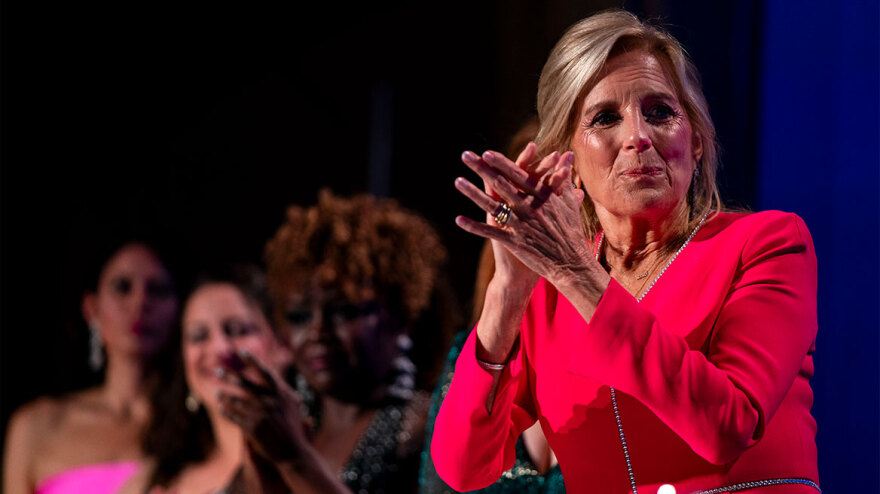 Ο Μπάιντεν περιπαίζει τον Τραμπ στο ετήσιο δείπνο της Ένωσης Ανταποκριτών - «Έχω αντίπαλο ένα 6χρονο»