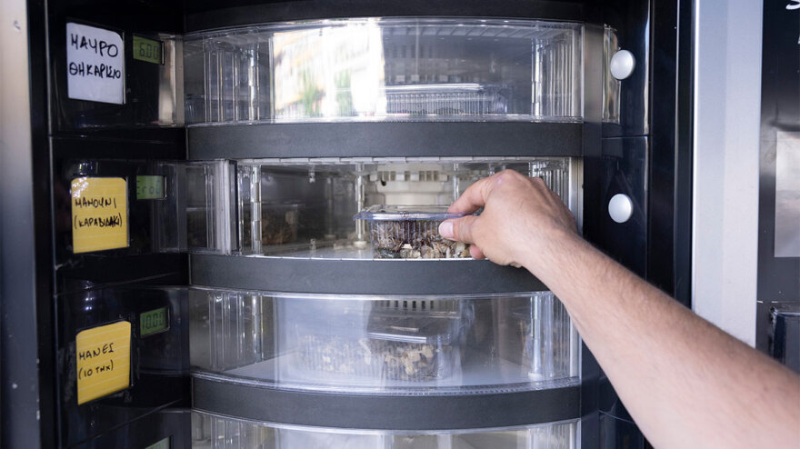 Θεσσαλονίκη: Αυτόματος πωλητής προσφέρει ζωντανά δολώματα για ψάρεμα όλο το 24ωρο - Δείτε φωτογραφίες