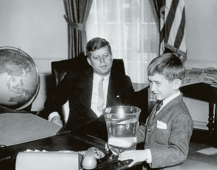 Εκλογές ΗΠΑ: Ο «ψεκ» Κένεντι μπαίνει σφήνα για πρόεδρος ανάμεσα σε Μπάιντεν και Τραμπ