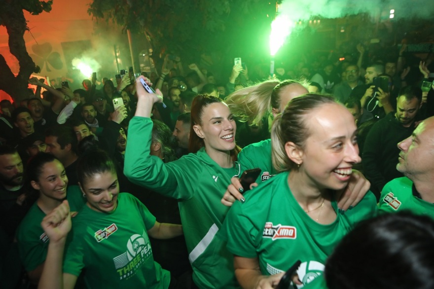 Παναθηναϊκός: Μέσα σε αποθέωση η απονομή στις πρωταθλήτριες του βόλεϊ - Το αφιέρωσαν στη Ρούξι Ντουμιτρέσκου