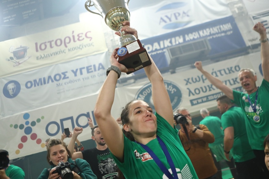 Παναθηναϊκός: Μέσα σε αποθέωση η απονομή στις πρωταθλήτριες του βόλεϊ - Το αφιέρωσαν στη Ρούξι Ντουμιτρέσκου