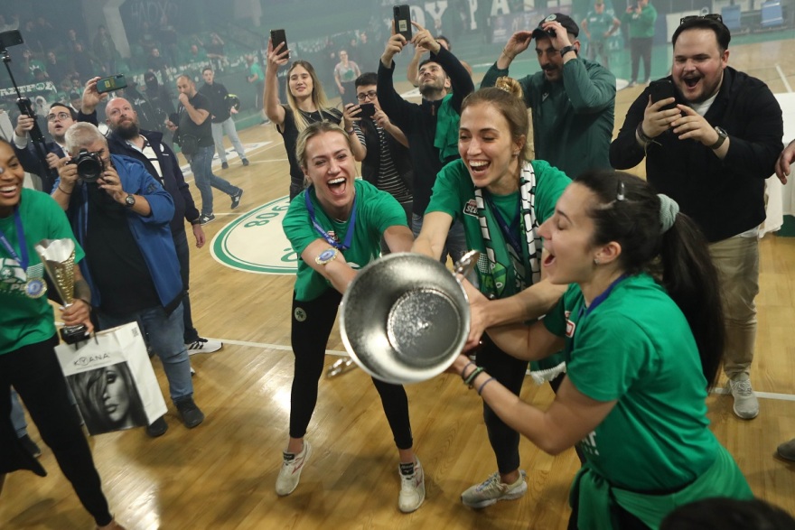 Παναθηναϊκός: Μέσα σε αποθέωση η απονομή στις πρωταθλήτριες του βόλεϊ - Το αφιέρωσαν στη Ρούξι Ντουμιτρέσκου