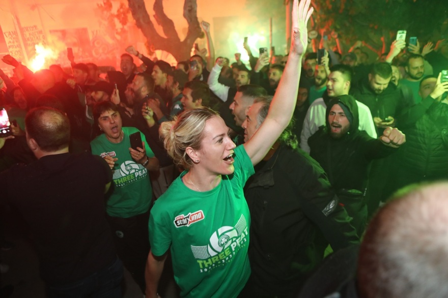 Παναθηναϊκός: Μέσα σε αποθέωση η απονομή στις πρωταθλήτριες του βόλεϊ - Το αφιέρωσαν στη Ρούξι Ντουμιτρέσκου