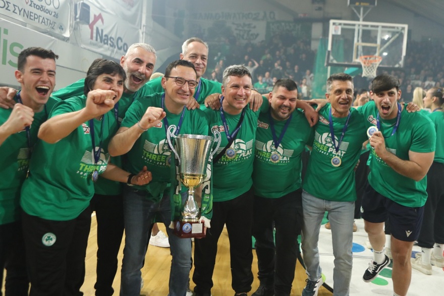 Παναθηναϊκός: Μέσα σε αποθέωση η απονομή στις πρωταθλήτριες του βόλεϊ - Το αφιέρωσαν στη Ρούξι Ντουμιτρέσκου