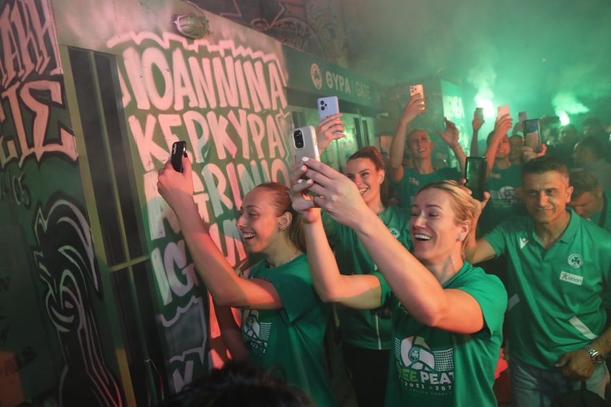 Παναθηναϊκός: Μέσα σε αποθέωση η απονομή στις πρωταθλήτριες του βόλεϊ - Το αφιέρωσαν στη Ρούξι Ντουμιτρέσκου