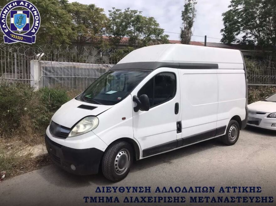 Καταδίωξη και σύλληψη διακινητή μεταναστών στο κέντρο της Αθήνας - Μετέφερε σε βαν στοιβαγμένα 15 άτομα