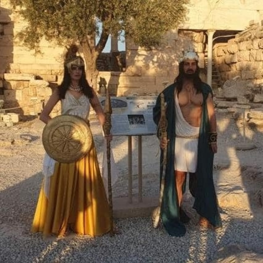 Ακρόπολη: Αντιδράσεις για τους χλαμυδοφόρους - Ανέβηκαν και δεν τους εντόπισε κανείς