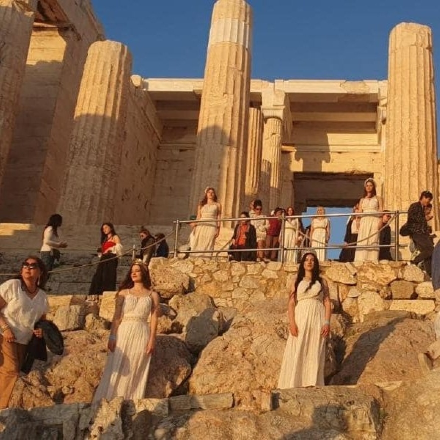 Ακρόπολη: Αντιδράσεις για τους χλαμυδοφόρους - Ανέβηκαν και δεν τους εντόπισε κανείς