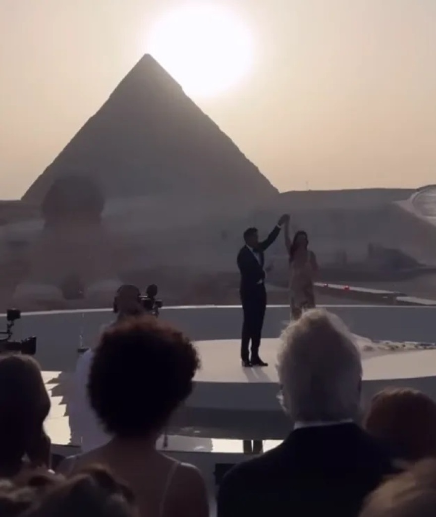 Aίγυπτος: Ο δισεκατομμυριούχος Ankur Jain παντρεύτηκε την πρώην παλαίστρια Erika Hammond στις πυραμίδες