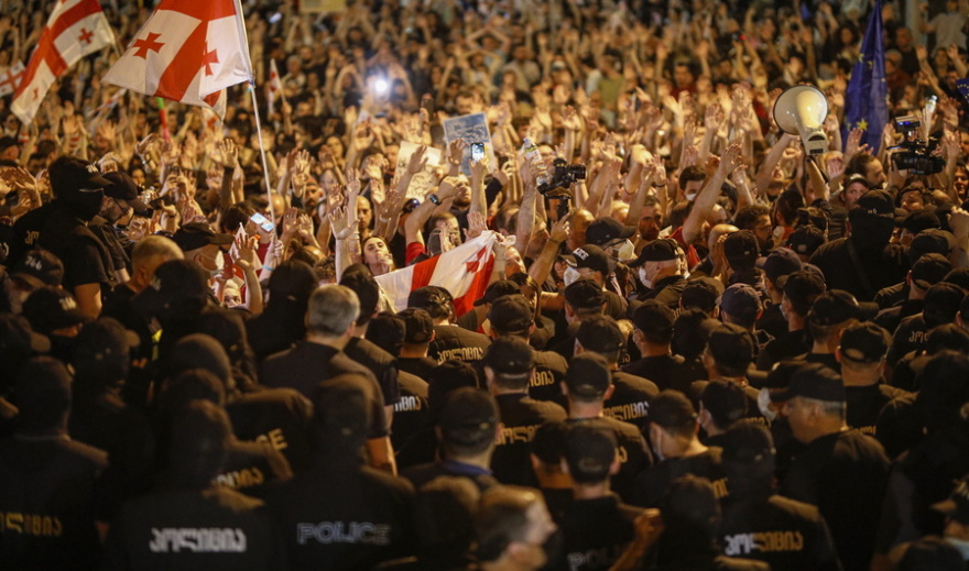 Γεωργία: Η αστυνομία κάνει χρήση δακρυγόνων και σφαιρών από καουτσούκ εναντίον διαδηλωτών - Δείτε βίντεο και φωτογραφίες