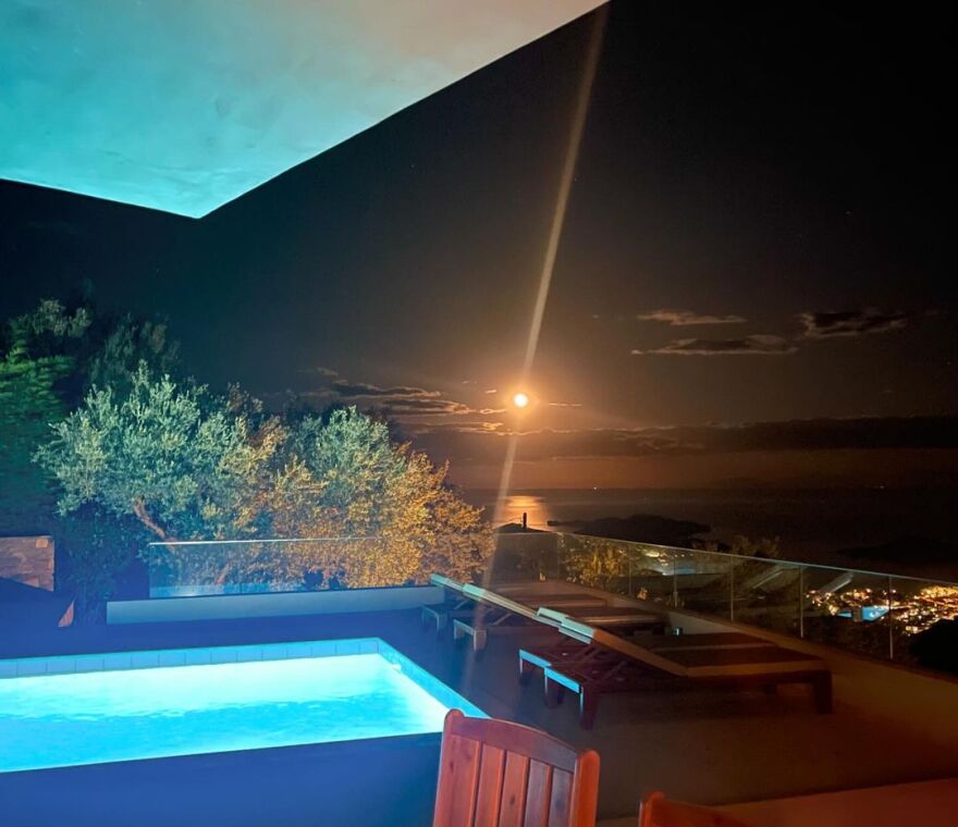 Δήμητρα Βαμβακούση: Οι φωτογραφίες από το ταξίδι της στην Σκιάθο με τον Γιώργο Αγγελόπουλο