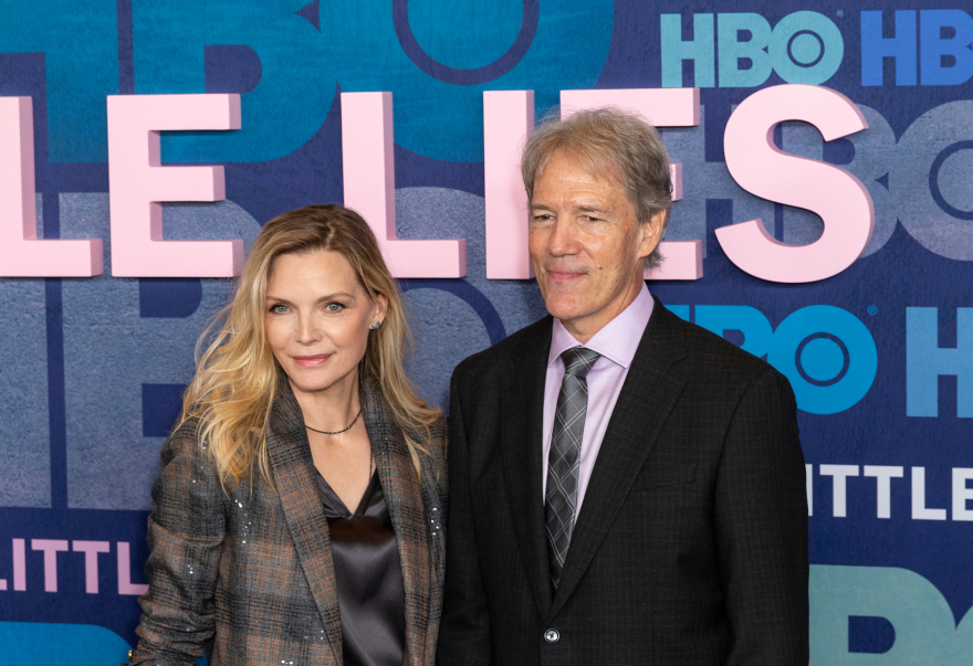 Μισέλ Φάιφερ: Φωτογραφίζεται με τον άντρα της στα γενέθλιά της 