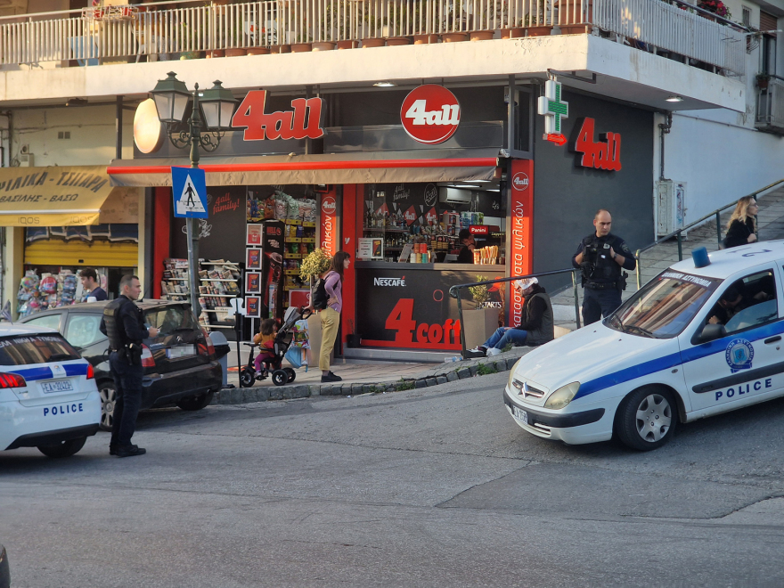 Θεσσαλονίκη: Αιματηρή συμπλοκή έξω από κατάστημα - Τον χτύπησε στο κεφάλι με πτυσσόμενο γκλοπ